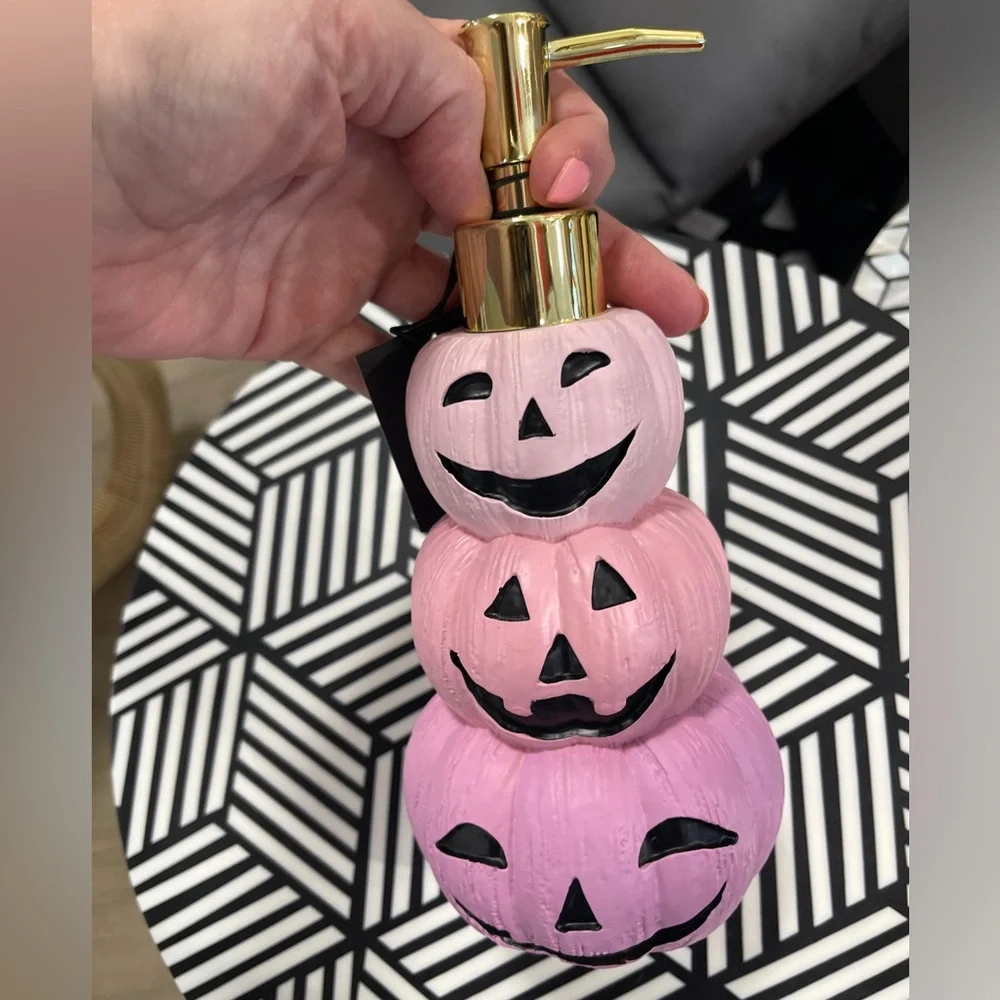 Pink Halloween Ombré lavender/Pink Pumpkin Jack-o’-lantern Soap Dispenser NWT
